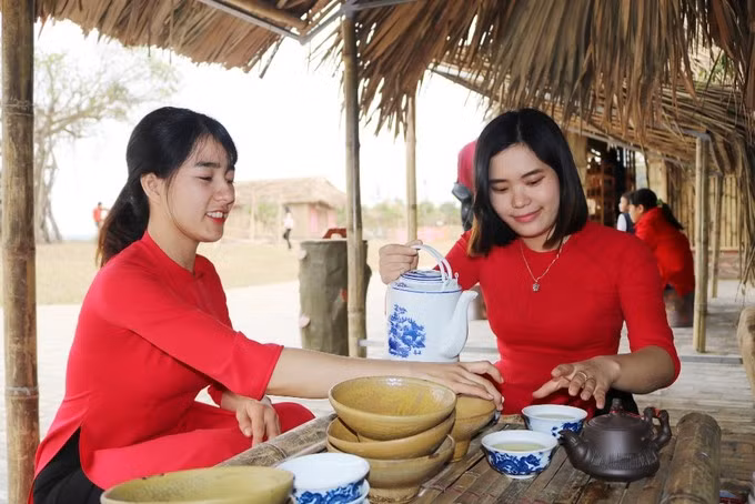 Khu chợ quê với các gian hàng lợp bằng lá cọ, trưng bày nhiều mặt hàng: nước chè xanh, nước vối, hoa tươi, bút mực, giấy dó, niêu đất, chum vại gốm, rổ, rá, đăng đó... Du khách có thể nhập vai cả chủ quán lẫn khách hàng.