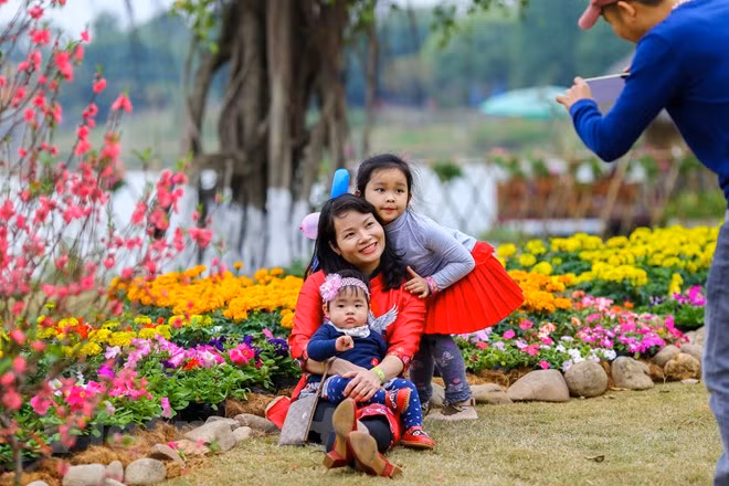 Từ sáng sớm, nhiều gia đình đã tranh thủ thời tiết đẹp rủ nhau đến tham quan và vui chơi tại lễ hội. (Ảnh: Minh Sơn/Vietnam+)