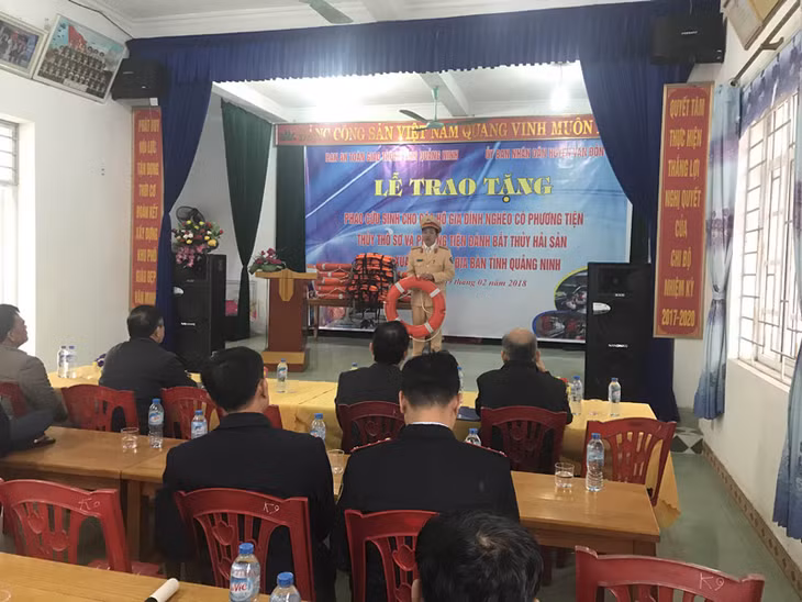 CSGT thủy tuyên truyền Luật Giao thông đường thủy nội địa cho người dân huyện Vân Đồn và cán bộ Công ty TNHH vận tải Ka Long 