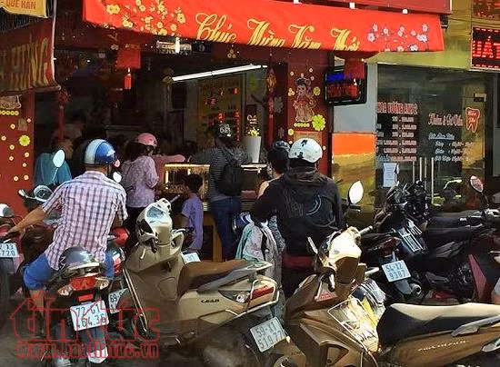 Đến trưa ngày 25/2, các tiệm vàng tư nhân vẫn đông khách hàng ghé mua vàng.