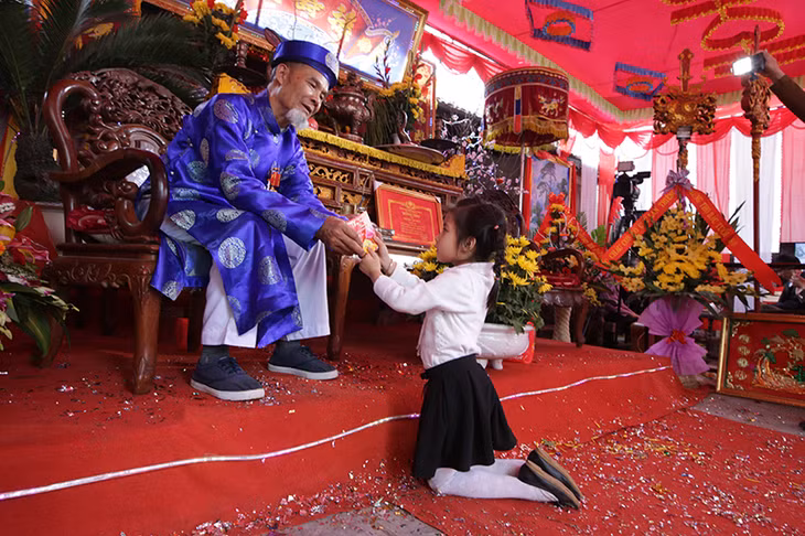 Con cháu mừng thọ tại gia đình cụ Thượng Nguyễn Văn Thuý, phường Phong Cốc.
