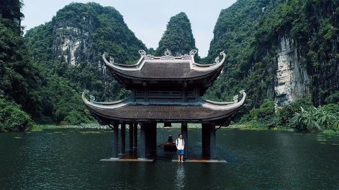 Hành cung Vũ Lâm Đây là một trong những điểm thuộc tuyến mới được đưa vào khai thác ở Tràng An, Ninh Bình dịp Tết này. Tuyến số 3 này sẽ đi qua đền Trình – hang Mây, hang Địa Linh, hang Vân – đền Thánh Quý Minh – Hành cung Vũ Lâm. Trong đó hang Địa Linh là hang dài nhất ở Tràng An, 2.000 m. Thời gian khám phá tuyến này cũng khoảng 3 giờ, giá vé không đổi 200.000 đồng. Ảnh: Quang Vinh.