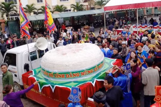 Chiếc bánh giầy nặng 2 tấn được làm trong lễ hội đền Độc Cước ở Sầm Sơn năm 2017