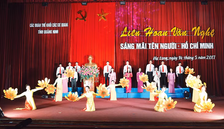 Tiết mục “Đảng là mùa xuân người thợ” của Chi đoàn các cơ quan xây dựng Đảng Tỉnh ủy tại Liên hoan văn nghệ “Sáng mãi tên Người - Hồ Chí Minh” do Công đoàn Viên chức, Hội CCB, Đoàn Thanh niên Khối các cơ quan tỉnh phối hợp tổ chức, ngày 14-5