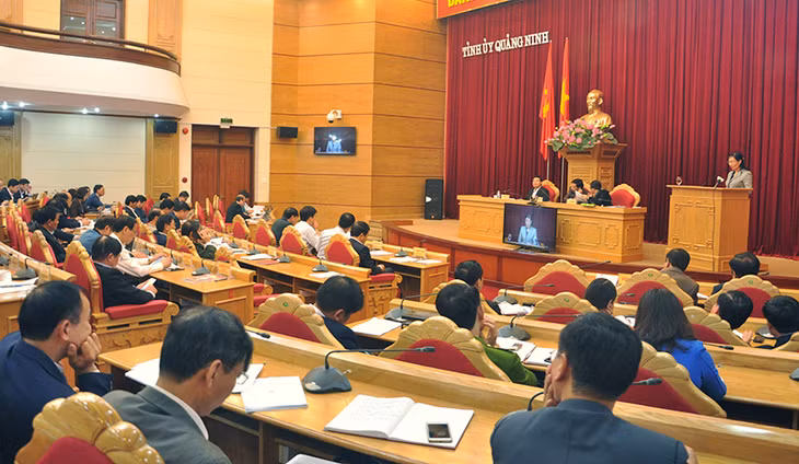 Đại diện Huyện ủy Hoành Bồ báo cáo kết quả thực hiện các kết luận, nghị quyết tại buổi làm việc.