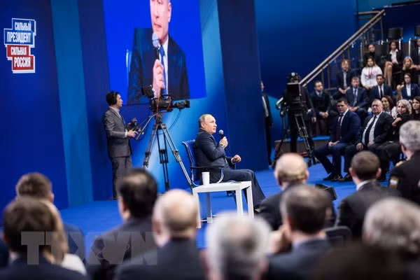 Tổng thống Nga Vladimir Putin (giữa) phát biểu tại Moskva ngày 30/1. (Nguồn: THX/TTXVN)