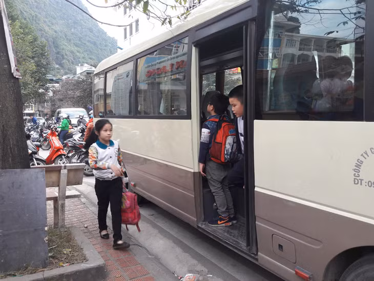 Học sinh trường TH-THCS&THPT Văn Lang (TP Hạ Long) sử dụng phương tiện của nhà trường để đi đến trường và về nhà 