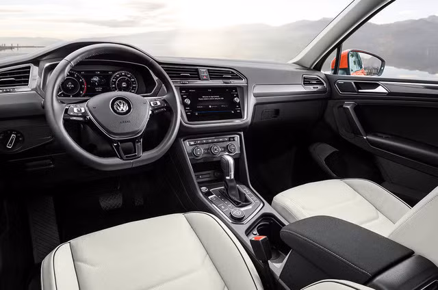 Nội thất xe Tiguan Allspace hiện đại với cụm màn hình kỹ thuật số giống nhiều mẫu xe sang của Audi hay Mercedes-Benz. Ảnh: VW.