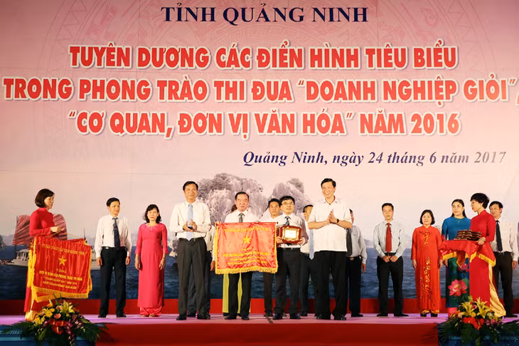 Công ty Tuyển than được tặng cờ DN giỏi năm 2016