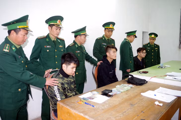Các đối tượng và tang vật bị Đồn Biên phòng cửa khẩu Quốc tế Móng Cái bắt giữ
