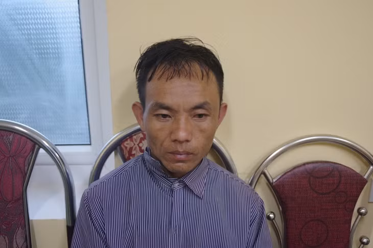 Đối tượng Và Bá Cu cùng tang vật tại cơ quan chức năng