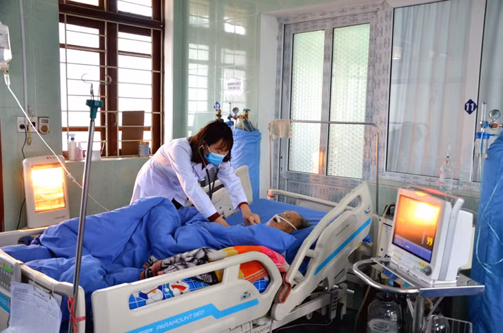 Nhân viên Y tế Trung tâm Y tế huyện Ba Chẽ chăm sóc bệnh nhân nặng đang điều trị tại Trung tâm (Ảnh: Phương Thúy)