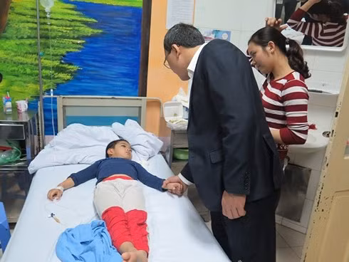 Phó Chủ tịch Ủy ban ATGT Quốc gia thăm hỏi nạn nhân Hà Đức Hùng, 6 tuổi, ở huyện Phú Xuyên, Hà Nội, bị TNGT khi đang được bố mẹ chở bằng xe máy trên đường đê thì bị bò húc.