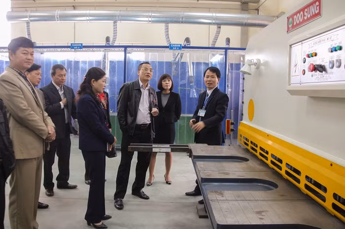 Đoàn giám sát ĐBQH tỉnh thực tế tại phòng máy thực hành, trường Cao đằng nghề Việt - Hàn (huyện Hoành Bồ).