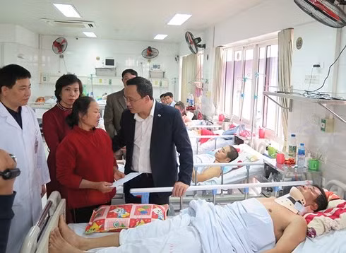 Phó chủ tịch chuyên trách Ủy ban ATGT Quốc gia Khuất Việt Hùng thăm hỏi, tặng quà động viên gia đình nạn nhân Phạm Sỹ Vinh, 58 tuổi, bị chấn thương cột sống do tai nạn xe máy