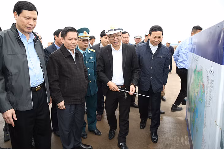 Bộ trưởng Bộ GT-VT thăm Cảng hàng không quốc tế Vân Đồn.