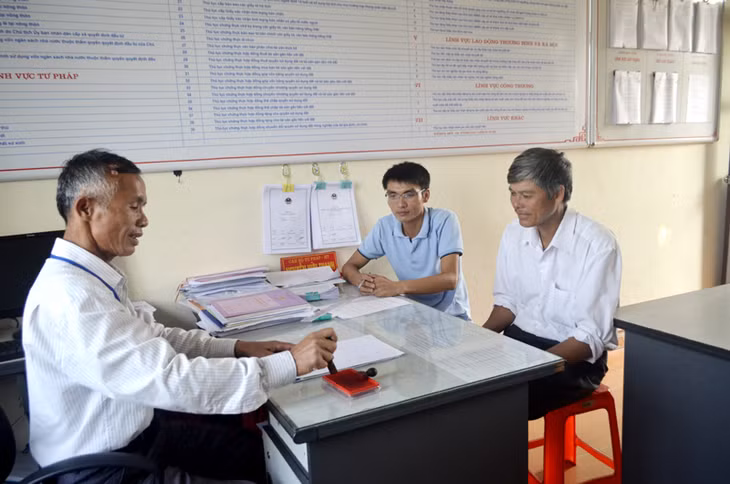 Công chức xã Đại Bình tiếp và giải quyết thủ tục hành chính cho công dân trên địa bàn xã