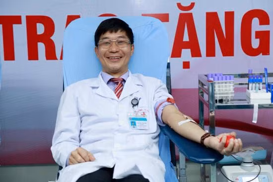 TS.BS. Trần Ngọc Quế tham gia hiến máu tình nguyện 50 lần.