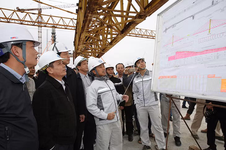 Bộ trưởng Bộ GT-VT thăm hỏi cán bộ, công nhân thi công Dự án Cầu Bạch Đằng.