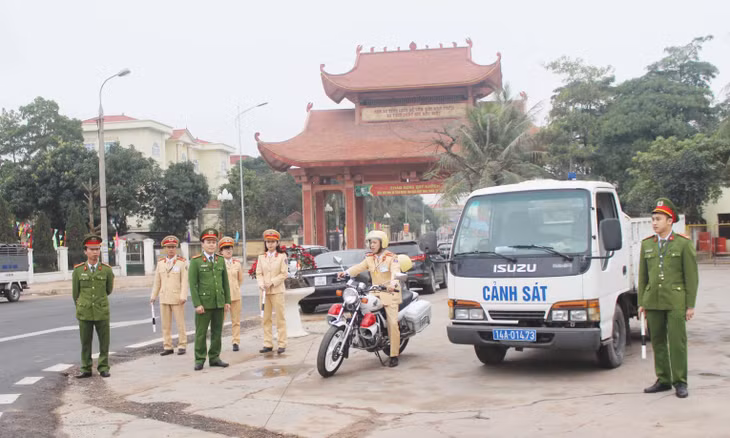 Công an TX Đông Triều triển khai phương án đảm bảo an toàn giao thông tại ngã 6 phường Đức Chính vào Khu di tích quốc gia đặc biệt nhà Trần.