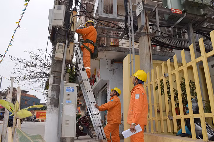 Công nhân Điện lực TX Quảng Yên kiểm tra an toàn lưới điện trên địa bàn (Ảnh: Nguyễn Chiến)