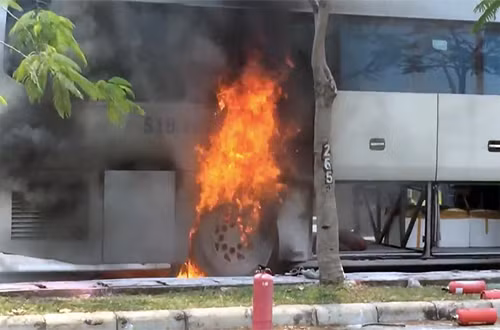 Xe khách bốc cháy ngùn ngụt. Ảnh: Tin Tin.