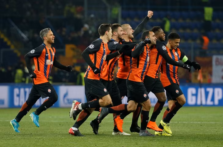  Các cầu thủ Shakhtar Donetsk ăn mừng bàn gỡ 1-1. Ảnh: REUTERS