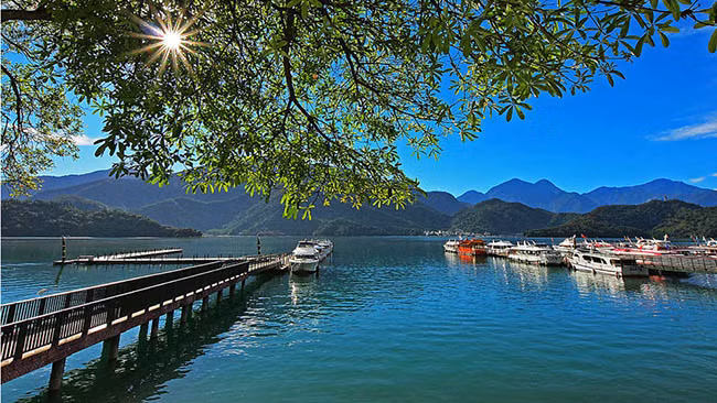 Nantou: Hồ Sun Moon - Cingjing (đầu tháng 2 đến cuối tháng 3) Hồ Sun Moon là hồ nổi tiếng nhất ở Đài Loan. Vào lúc mặt trời lặn, bề mặt của hồ sẽ trở nên lấp lánh, ngoài ra hình ảnh những ngọn núi thấp thoáng phía sau hồ trông rất ảo diệu. Bên cạnh đó, Cingjing là một ngọn đồi phía sau, vào mùa xuân thời tiết ở đây rất mát mẻ, cây cối tốt tươi, không khí rất dễ chịu. Hoa anh đào ở đây có màu hồng, vào thời gian cao điểm khắp nơi đều phủ một màu hồng phấn rất lãng mạn.