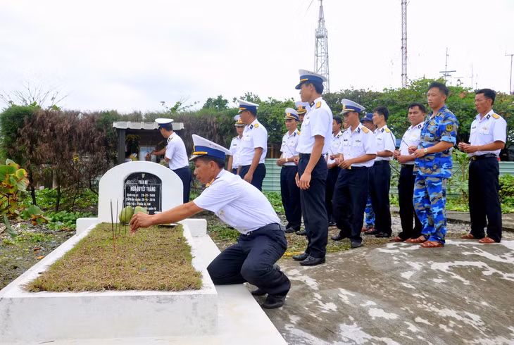 CBCS trên đảo dâng nén hương thơm, tưởng nhớ đồng đội đã anh dũng hy sinh.
