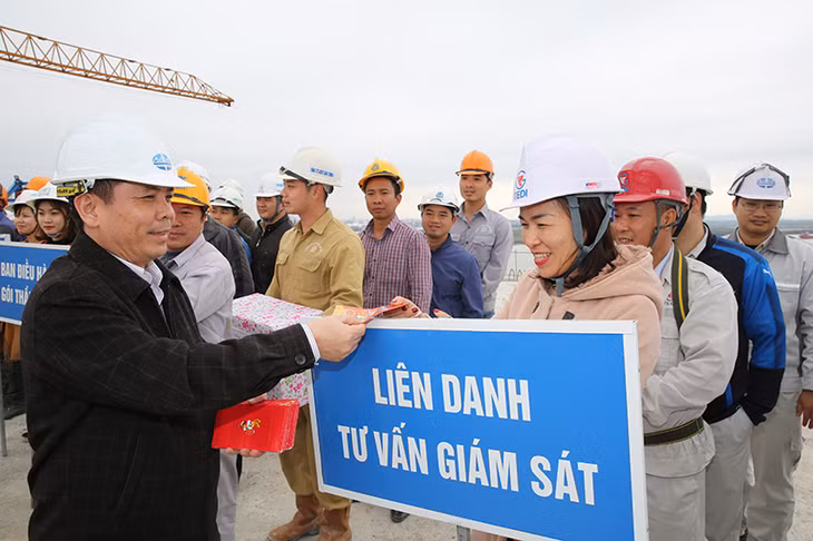 Bộ trưởng Bộ GT-VT thăm hỏi cán bộ, công nhân thi công Dự án Cầu Bạch Đằng.