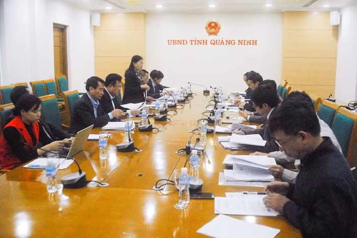 Quang cảnh buổi làm việc của Đoàn giám sát tại UBND tỉnh.