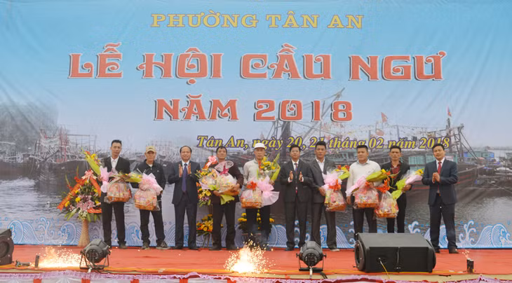 Lãnh đạo TX Quảng Yên và phường Tân An tặng hoa, quà cho đại diện các chủ tàu trước khi ra khơi đầu năm.