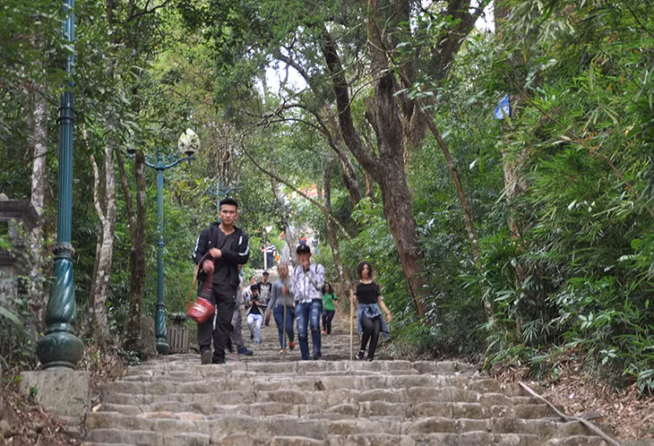 Du khách hành hương về Yên Tử trong mùa hội xuân 2018.