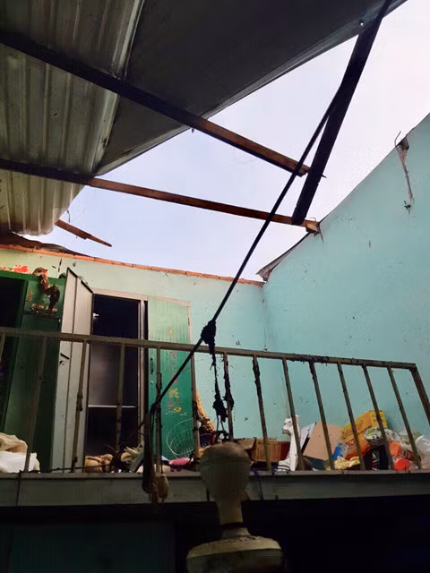Vụ nổ làm bật tung mái tôn của căn phòng trọ. Ảnh: ĐỖ TRƯỜNG