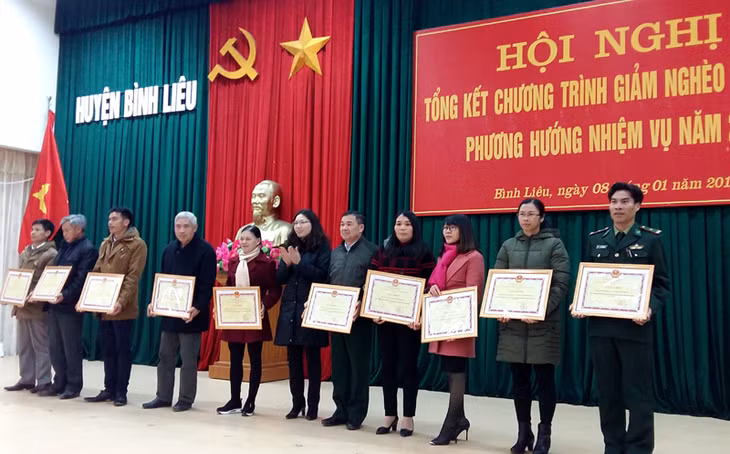 UBND huyện Bình Liêu khen thưởng các tập thể có thành tích xuất sắc trong công tác giảm nghèo năm 2017. Ảnh: La Nhung, CTV