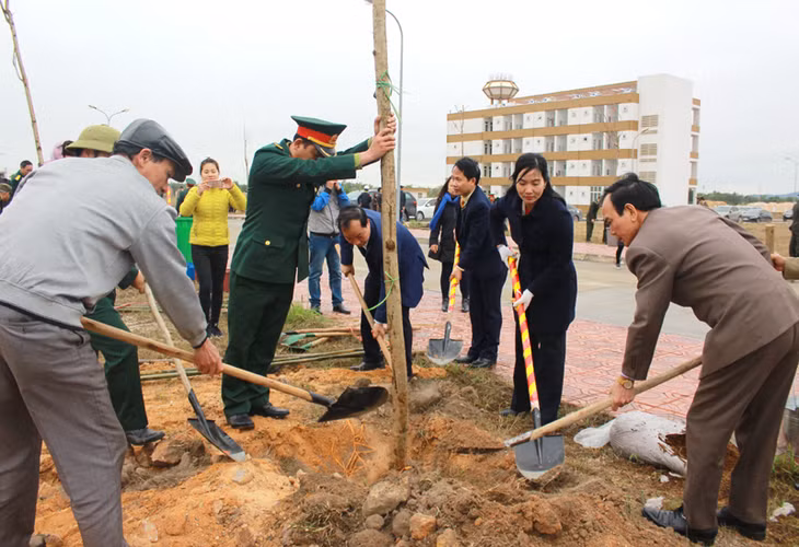 Lãnh đạo huyện Hoành Bồ và trường CĐ Việt - Hàn Quảng Ninh trồng cây sau lễ phát động Tết trồng cây Xuân Mậu Tuất 2018