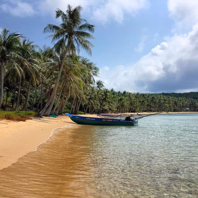 Hòn Thơm Hòn đảo ở phía nam Phú Quốc, nổi tiếng với nước biển trong xanh và những đảo dừa xanh ngắt. Giữa tháng 2, nơi này càng được biết đến nhiều hơn khi mở tuyến cáp treo 3 dây dài nhất thế giới (gần 8.000 m). Do đó, du khách có thể chọn ra Hòn Thơm bằng cáp treo hoặc thuê ca nô, tàu, mất khoảng nửa tiếng từ cảng An Thới. Đến đây, du khách có thể tắm biển, câu cá, câu mực, lặn ngắm san hô. Ảnh: Scampii.