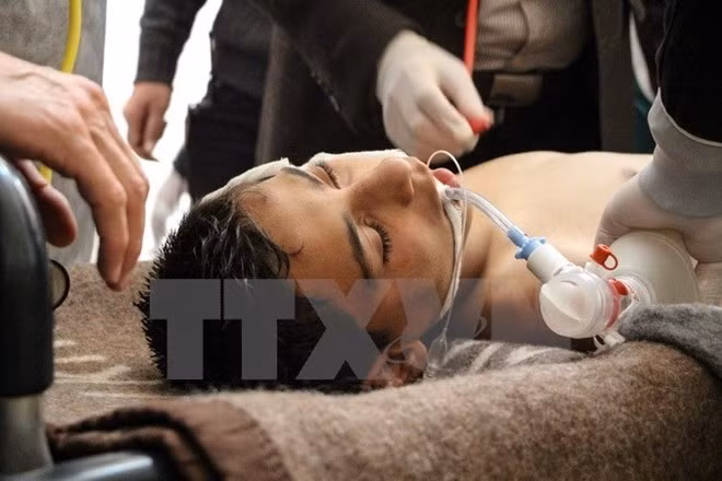 Điều trị cho một trẻ em Syria bị ảnh hưởng bởi cuộc tấn công bị tình nghi sử dụng vũ khí hóa học tại bệnh viện ở Idlib, ngày 4/4/2017. (Nguồn: AFP/TTXVN)
