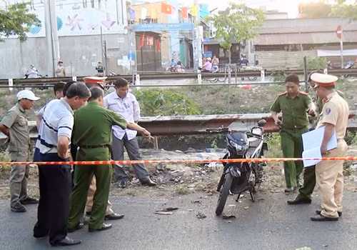 Cảnh sát khám nghiệm hiện trường vụ việc. Ảnh: Tin Tin.