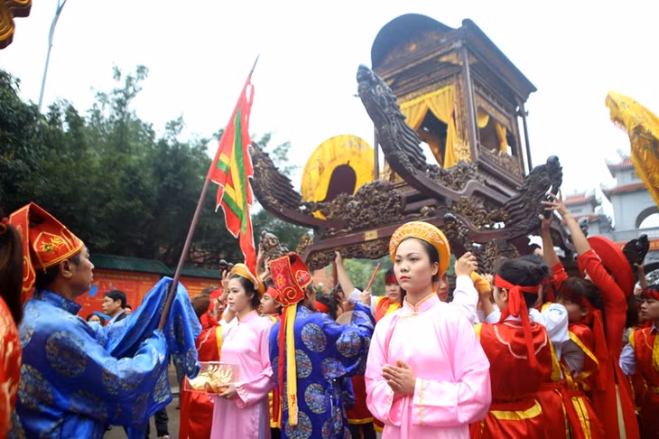 Lễ hội đền Hai Bà Trưng đã khơi dậy giá trị tốt đẹp, đạo lý ''Uống nước nhớ nguồn''. Ảnh: Hạnh Nguyên.