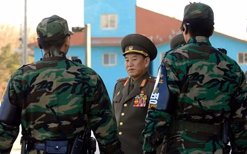 Ông Kim Yong-Chol (giữa). Ảnh: AP