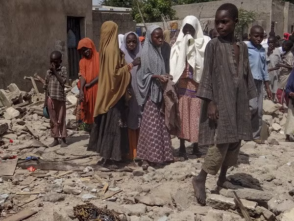 Trẻ em tập trung tại hiện trường đổ nát sau một vụ đánh bom liều chết ở Maiduguri, Nigeria ngày 17/4/2017. (Nguồn: AFP/TTXVN)