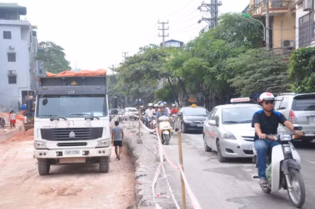 Tranh thủ thời tiết thuận lợi, đơn vị thi công tiến hành 