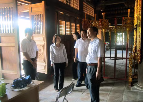 Đồng chí Vũ Thị Thu Thuỷ, Phó Chủ tịch UBND tỉnh kiểm tra việc quản lý, hoạt động Đình Làng Dạ, thôn Làng Dạ, xã Thanh Lâm, huyện Ba Chẽ.
