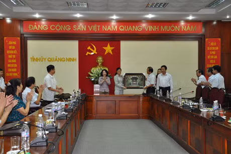 Quang cảnh buổi làm việc.