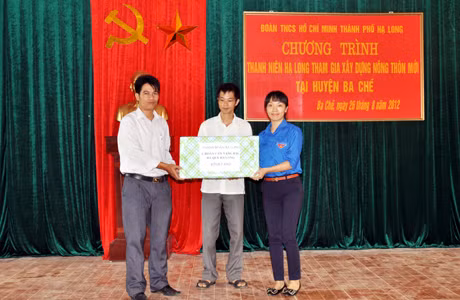 Đại diện chi đoàn Công ty Vàng bạc đá quý Hạ Long - HJC trao quà hỗ trợ học sinh Trường PTCS Đồn Đạc 2.