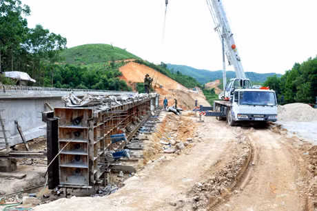 Dự án cải tạo, nâng cấp QL18C Tiên Yên - Hoành Mô đang được đẩy nhanh tiến độ.