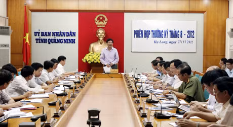 Chủ tịch UBND tỉnh Nguyễn Văn Đọc phát biểu kết luận kỳ họp.