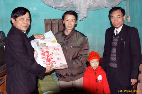 Lãnh đạo Công ty TNHH Than Vàng Danh tặng quà gia đình anh Nguyễn Hồng Tuấn, công nhân Phân xưởng khai thác 7. Ảnh: Phạm Cường