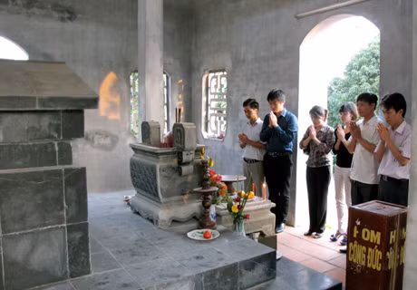 Du khách đến thăm và dâng hương tại Lăng mộ vua Trần Hiến Tông ở gần đền Thái.